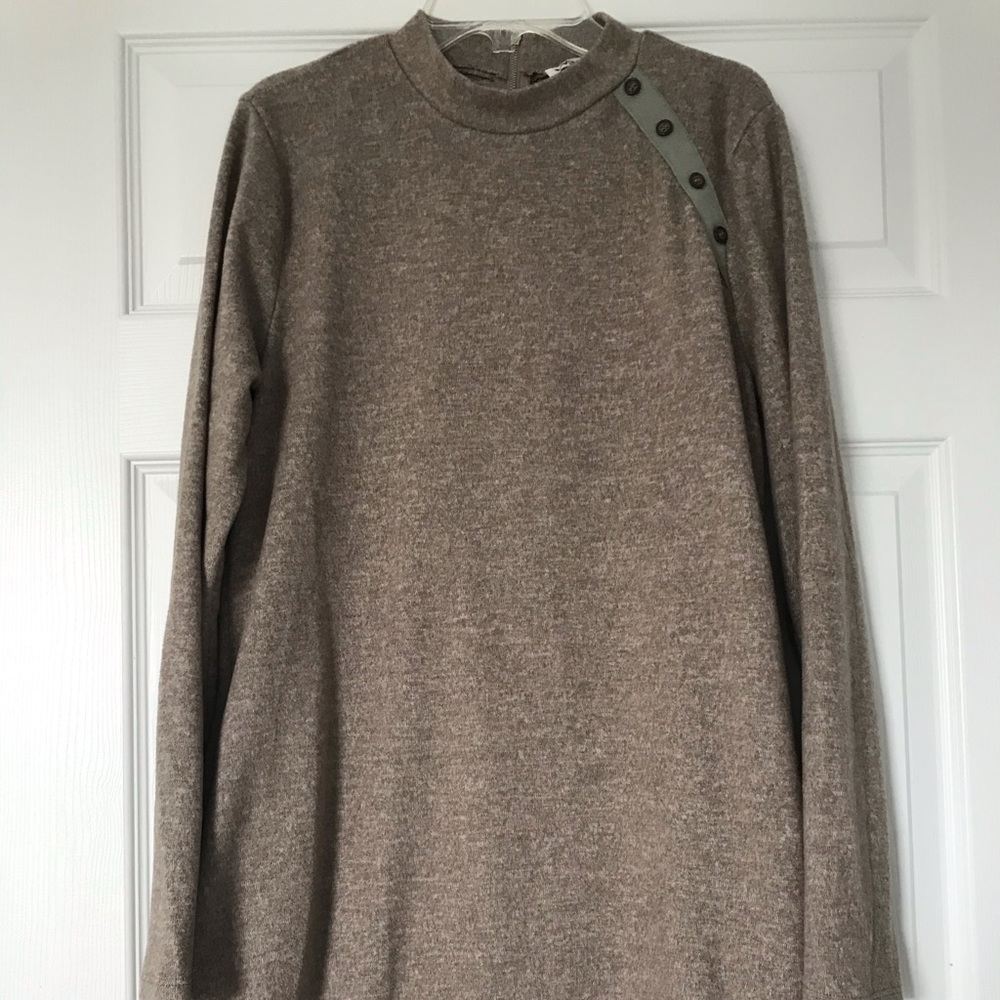 Woman’s brushed knit tunic with pockets!
